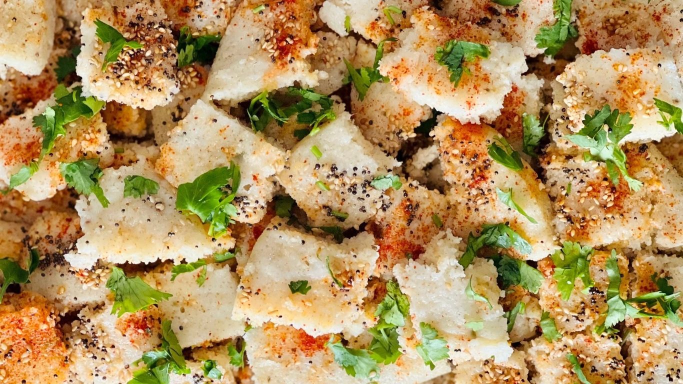 A platter of freshly tempered and garnished dhokla